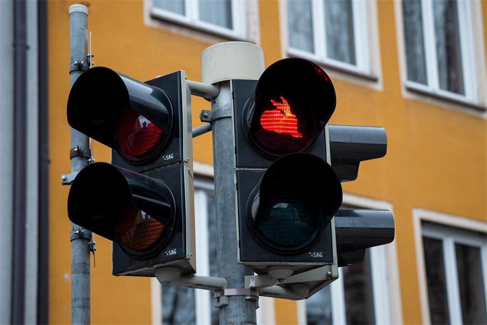 In Nürnberg zeigt die Ampel nach Albrecht Dürers Vorbild einen sitzenden (Rot) und einen springenden Feldhasen (Grün). (Archivbild)Daniel Vogl/dpa