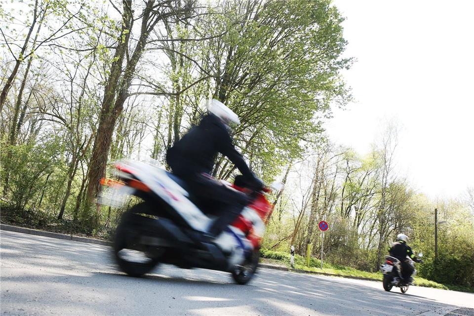 In Oberbayern bleibt vorläufig eine Strecke für Biker teilweise gesperrt. (Symbolbild)Roland Weihrauch/dpa