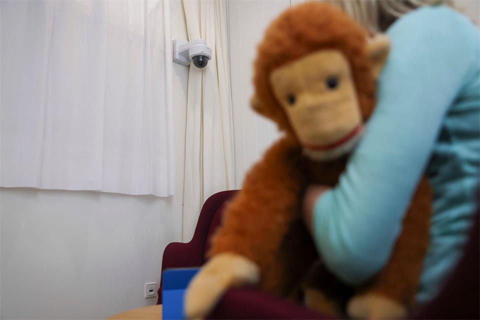 In Oberfranken soll ein Pfleger Behinderte sexuell missbraucht haben, darunter Kinder. (Symbolbild)Jan Woitas/dpa