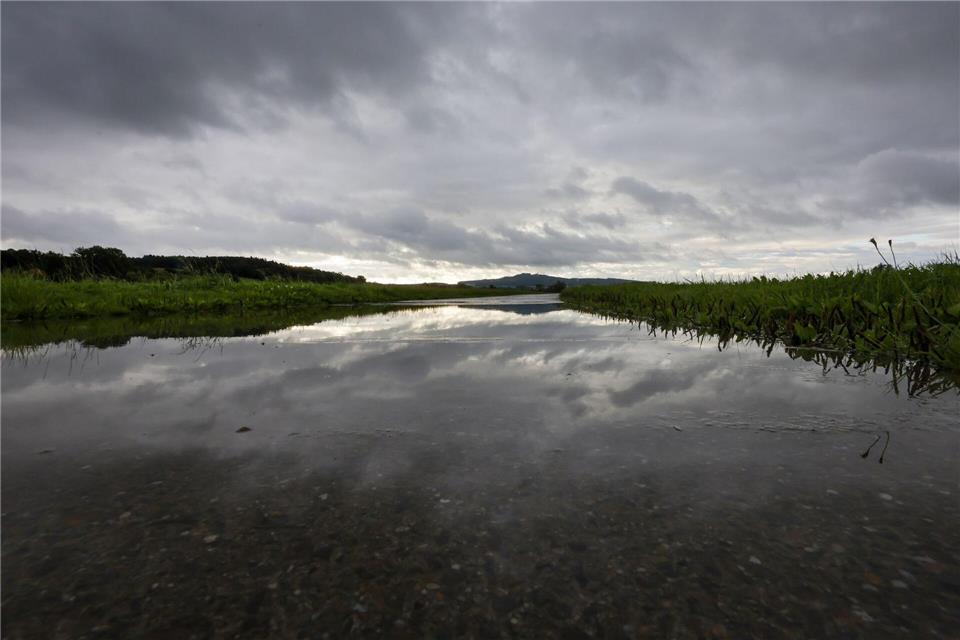 In Oberschwaben könnte es noch am längsten trocken bleiben. (Archivbild). Thomas Warnack/dpa