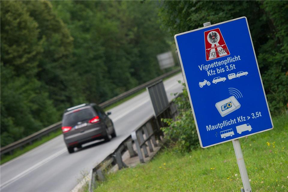 In Österreich kann die Vignette ab 1. Dezember 2026 nur noch digital erworben werden. (Archivbild)picture alliance / dpa