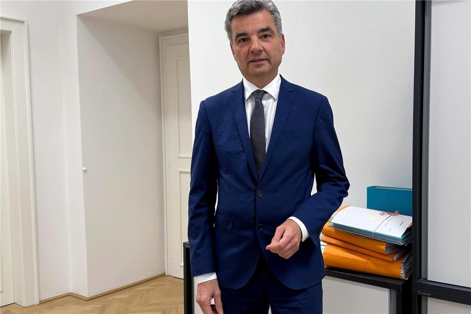 Anwalt der Republik vermutet Benko-Vermögen in Stiftungen In Österreich sieht der oberste Anwalt der Republik, Wolfgang Peschorn, Parallelen zwischen dem Zusammenbruch des Signa-Imperiums und dem des deutschen Zahlungsdienstleisters Wirecard.Matthias Röder/dpa