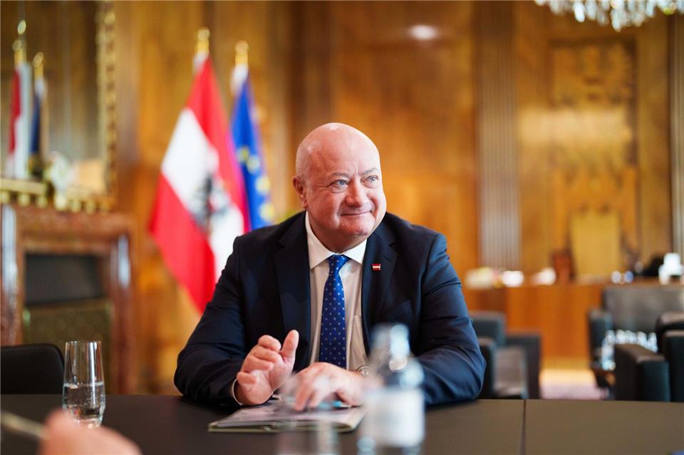 Österreichs Kanzler: Koalition mit Anti-Streit-Rezept In Österreich streitet die Dreier-Koalition trotz aller großen inhaltlichen Unterschiede - zumindest bisher - kaum.Eva Manhart/dpa