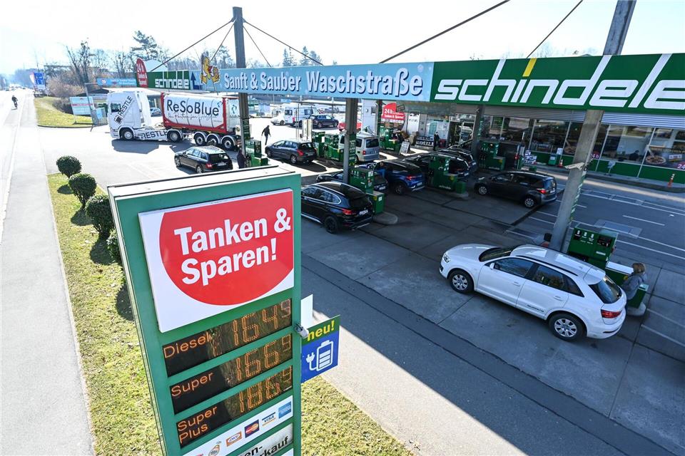 ADAC: Spritpreisregel könnte Tanken teurer machen In Österreich tankt es sich in der Regel günstiger - das liegt aber nicht daran, dass die Preise nur einmal pro Tag angehoben werden dürfen. (Symbolbild)Felix Kästle/dpa