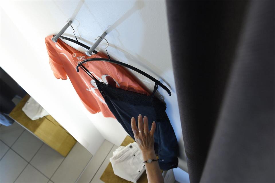 In Offenbach soll ein Voyeur unter einer solchen Kabinenwand sein Handy auf eine junge Kundin gerichtet haben. (Symbolbild)picture alliance / dpa