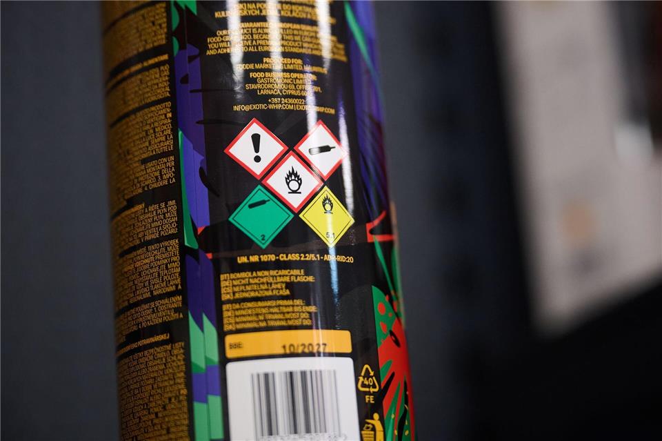 In Offenbach wurden mehrere hundert Kilogramm Lachgas sichergestellt. (Archivbild)Annette Riedl/dpa