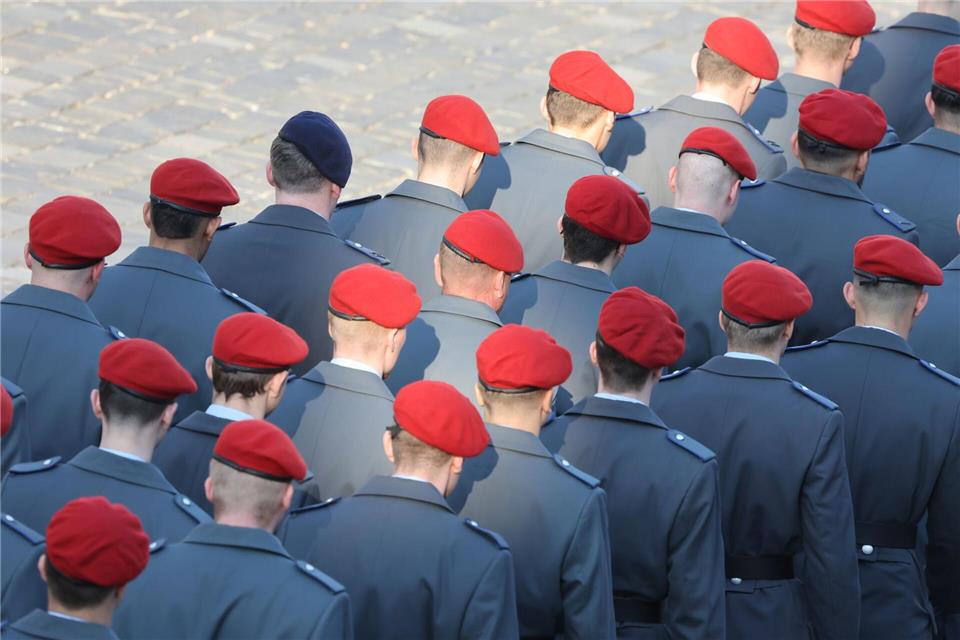 In Oldenburg und Braunschweig richtet die Bundeswehr bis Mitte 2027 Musterungszentren ein. (Symbolbild)Bodo Schackow/dpa
