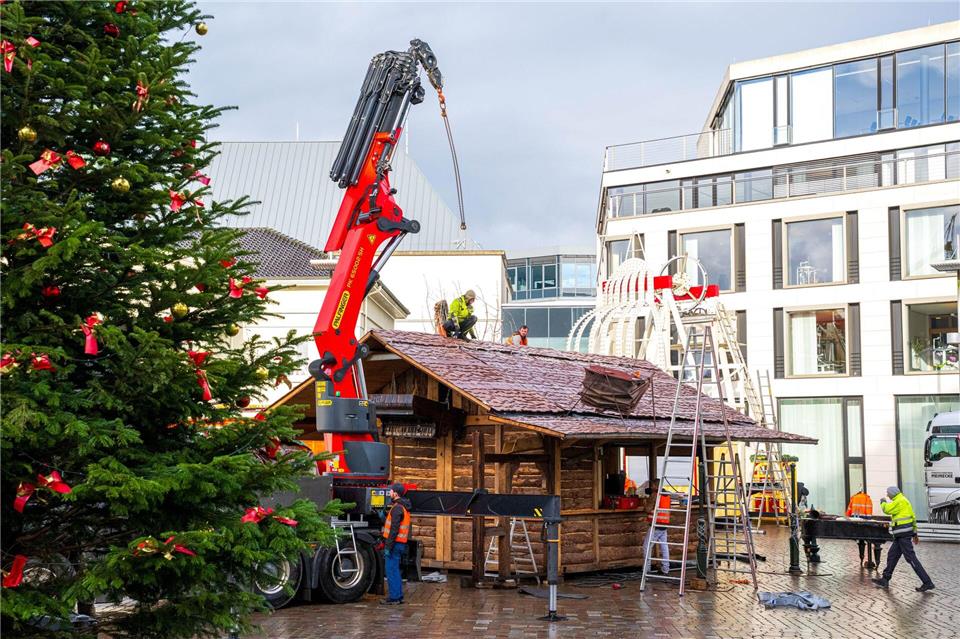 In Oldenburg und in vielen anderen Städten laufen die Vorbereitungen für die Weihnachtsmärkte auf Hochtouren. Sina Schuldt/dpa