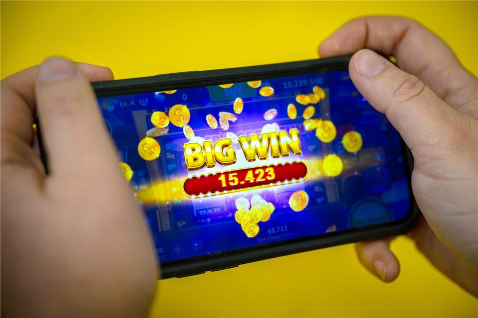 In Online-Glücksspielen sehen Experten ein wachsendes Risiko. (Symbolbild)Sina Schuldt/dpa