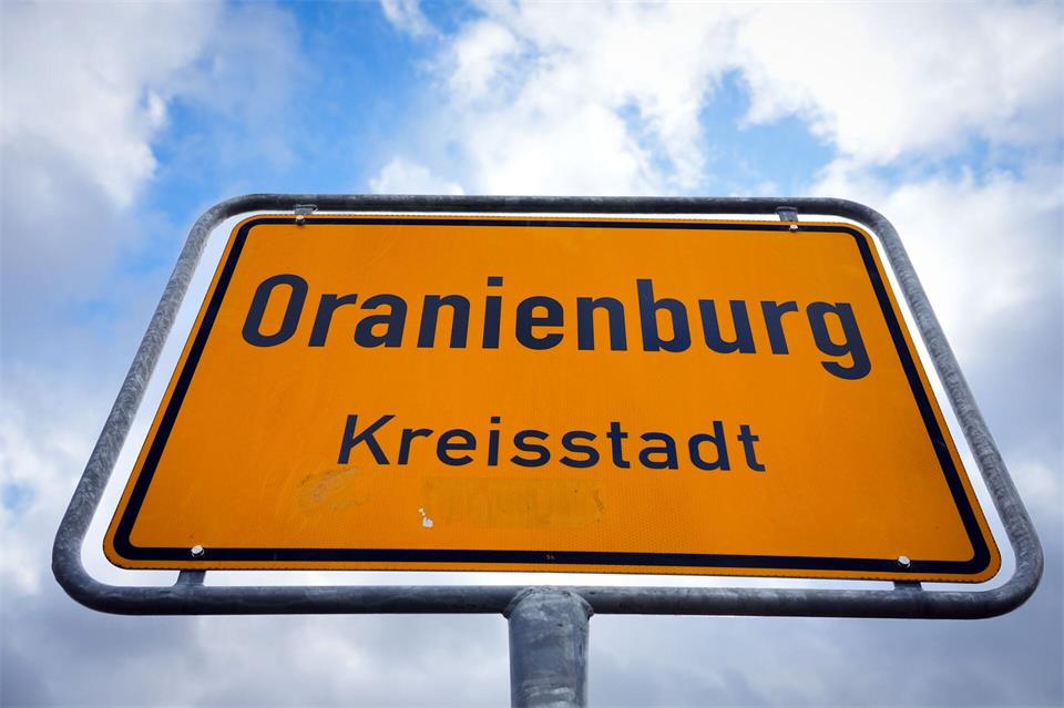 In Oranienburg kam es zu einem Pfefferspray-Angriff auf Mitglieder der Linksjugend. Die Polizei leitete eine Fahndung ein. (Symbolbild)Soeren Stache/dpa