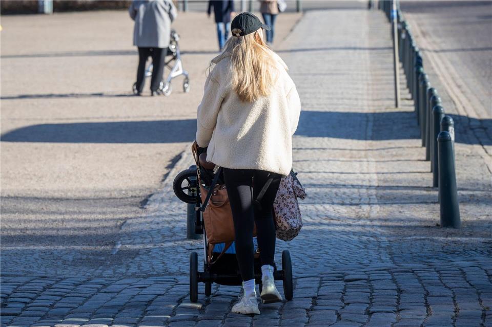 In Ostdeutschland arbeiten mehr Frauen in Vollzeit als im Westen. (Symbolbild)Philip Dulian/dpa
