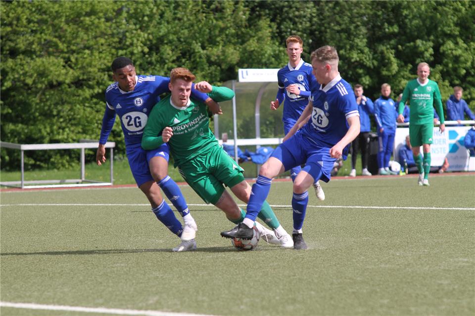 In Osterwick nicht zu stoppen: Julian Kortstegge (Mitte) steuerte drei Tore zum 7:1 bei und legte zudem dreimal für die Kollegen vor.