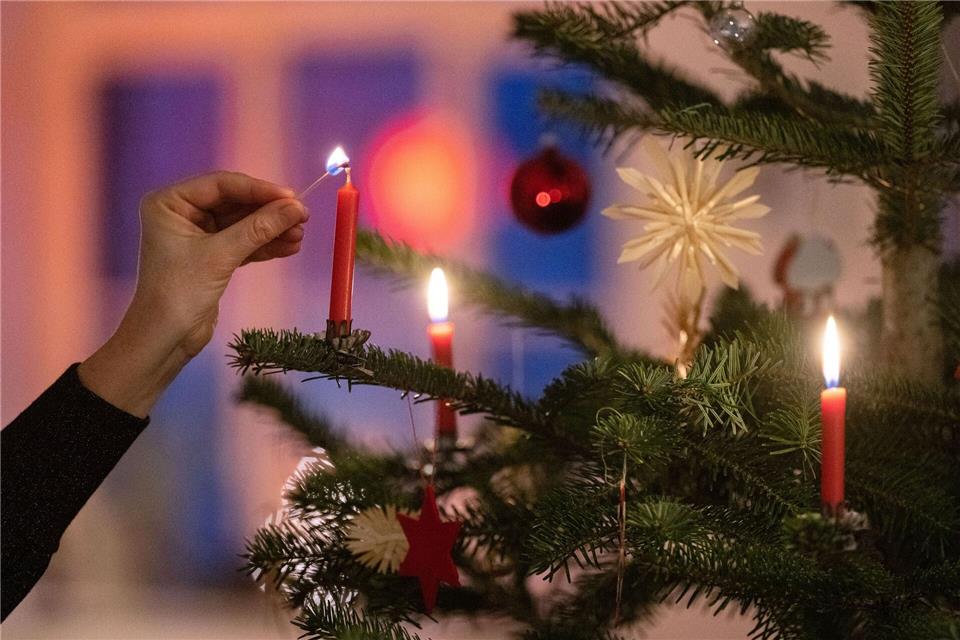 In Ostfildern ist ein Weihnachtsbaum in Brand geraten. (Symbolbild)Marijan Murat/dpa