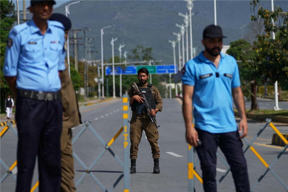 In Pakistans Hauptstadt Islamabad wurden mit Blick auf mögliche neue Verhandlungen zwischen den USA und dem Iran bereits die Sicherheitsvorkehrungen verstärkt.Anjum Naveed/AP/dpa