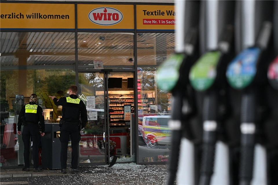 Festnahmen nach Geldautomatensprengung in Papenburg In Papenburg wurde am frühen Morgen ein Geldautomat im Kassenraum einer Tankstelle gesprengt - zwei Tatverdächtige sind bereits in Polizeigewahrsam.Lars Penning/dpa