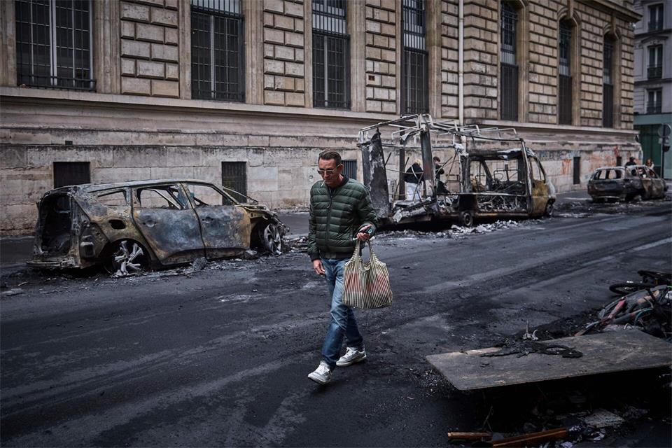 In Paris und anderen Städten hinterließen Randalierer eine Spur der Verwüstung.Kiran Ridley/AFP/dpa