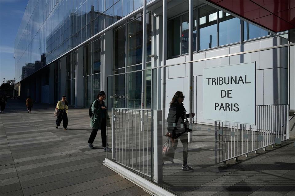 In Paris wird zu heimlichen Aufnahmen mit Smart Glasses ermittelt. (Archivbild)Michel Euler/AP/dpa