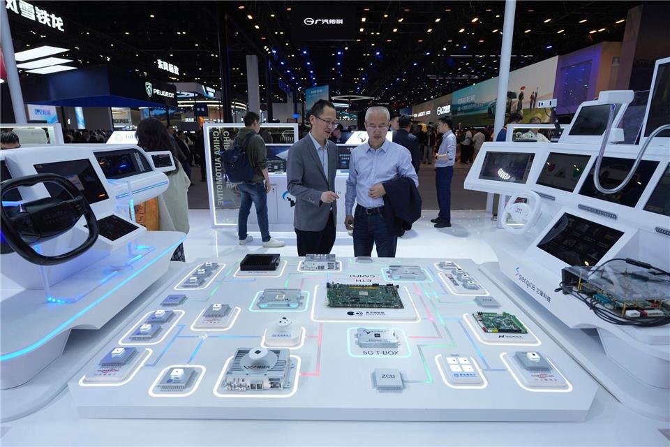 In Peking dreht die PS-Branche auf - und die Chinesen zeigen, dass sie technologisch um die Führung ringen.Ng Han Guan/AP/dpa-tmn