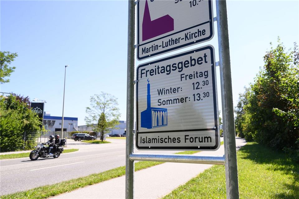 In Penzberg werden Autofahrer bei der Fahrt in die Stadt künftig auch auf das Freitagsgebet der islamischen Gemeinde hingewiesen.Lukas Barth-Tuttas/dpa