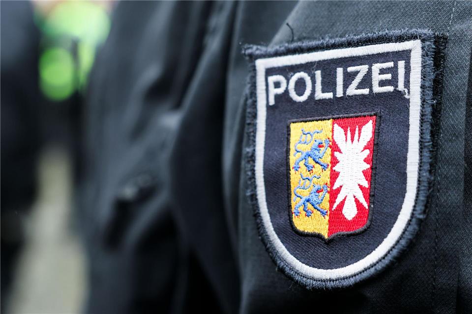 In Pinneberg haben Polizisten mehrere Läden durchsucht. (Symbolbild)Christian Charisius/dpa