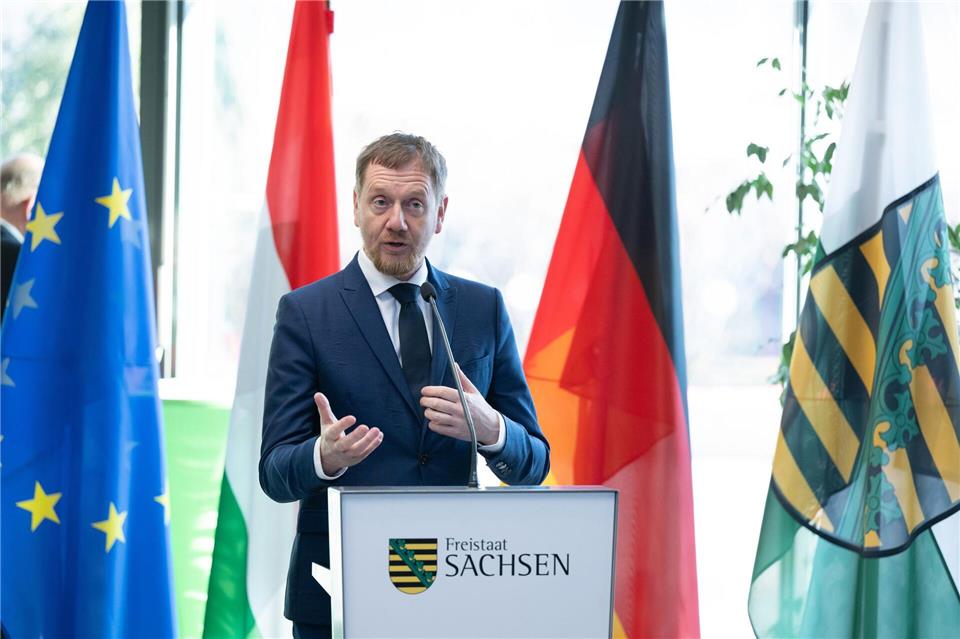 In Pirna hebt Sachsens Ministerpräsident die Bedeutung der Erinnerung an das Schicksal der vertriebenen Ungarndeutschen nach dem Zweiten Weltkrieg hervor. Sebastian Kahnert/dpa