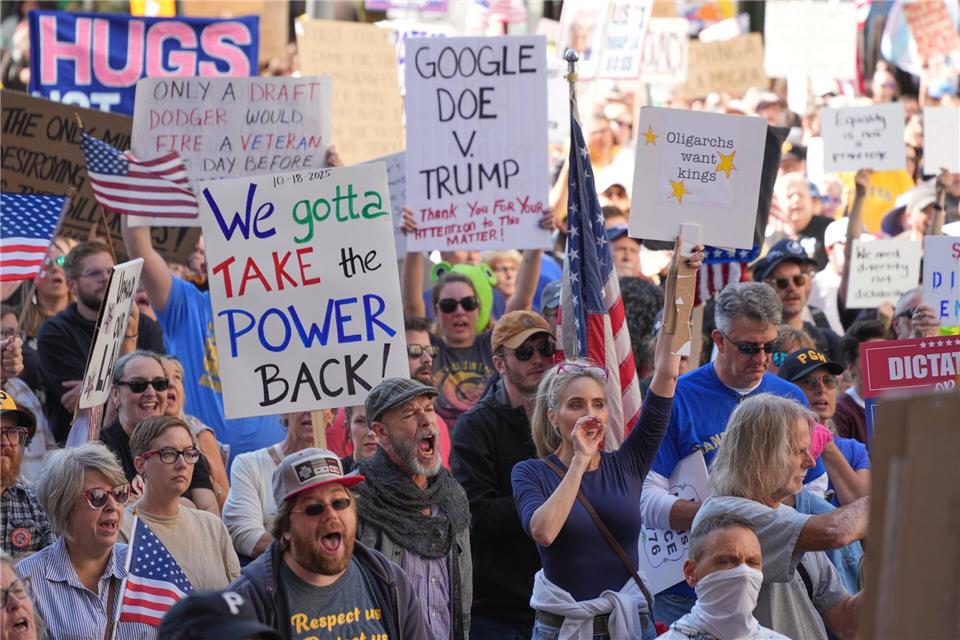„No Kings“: Wieder Massenproteste gegen Trump in den USA In Pittsburgh ging es vor allem um Waffengesetze und eine bevorstehende Kommunalwahl.Gene J. Puskar/AP/dpa