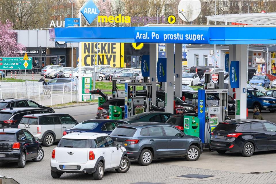 In Polen gilt vorübergehend eine gesenkte Mehrwertsteuer auf Benzin und Diesel. (Archivbild)Patrick Pleul/dpa