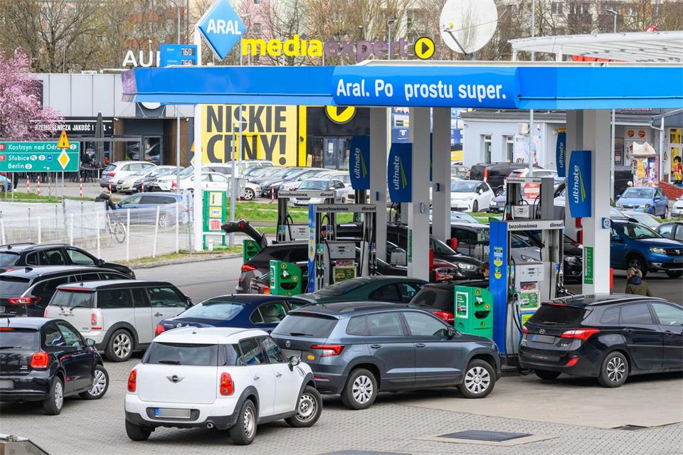 In Polen läuft die Frist für das Spritpreispaket ab. Benzin und Diesel werden wieder teurer. (Archivbild)Patrick Pleul/dpa