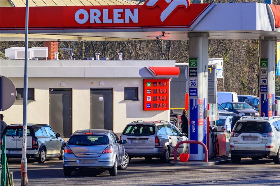 In Polen lockt billigerer Sprit - teilweise kam es zu Schlangen an Tankstellen.Patrick Pleul/dpa
