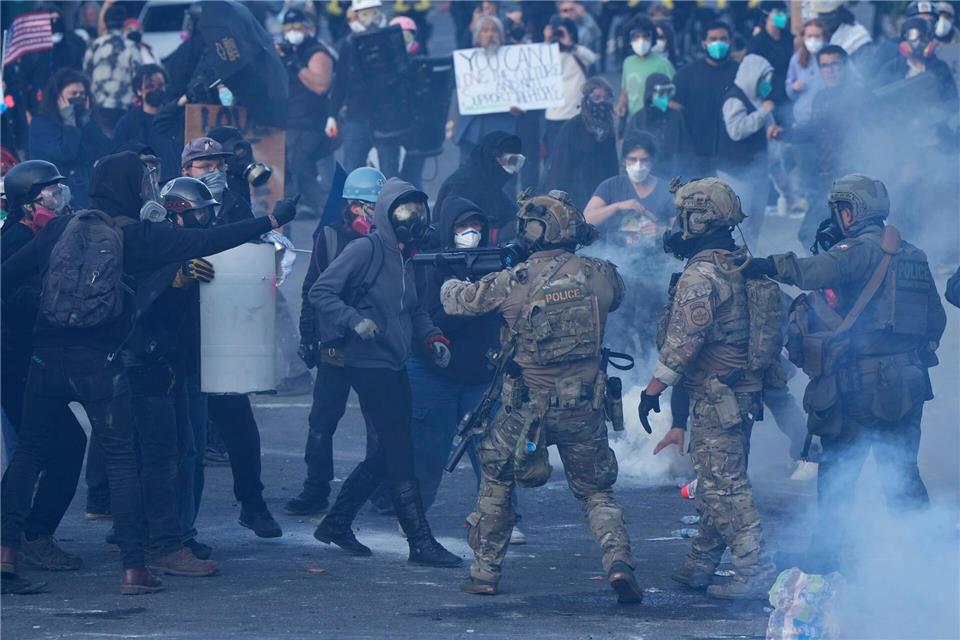 In Portland gibt es seit Längerem Proteste rund um eine ICE-Einrichtung - dabei wurde im Juni auch Tränengas gegen Demonstranten eingesetzt. (Archivbild)Jenny Kane/AP/dpa