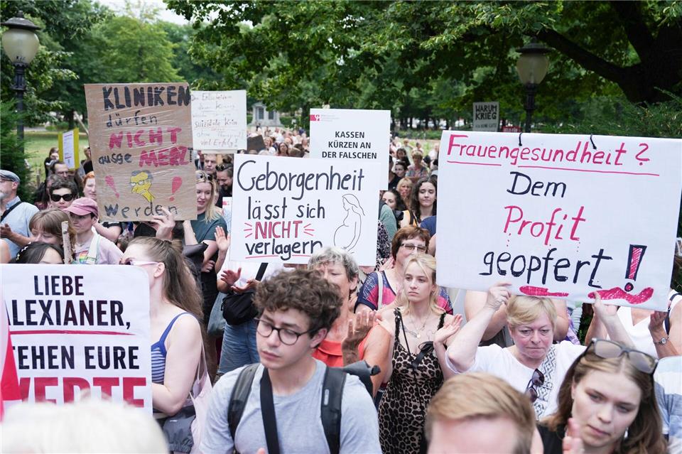 In Potsdam hat ein Bündnis von Parteien und Gewerkschaften vor Schließungen bei Krankenhäusern und vor Kürzungen gewarnt.Sven Kaeuler/dpa
