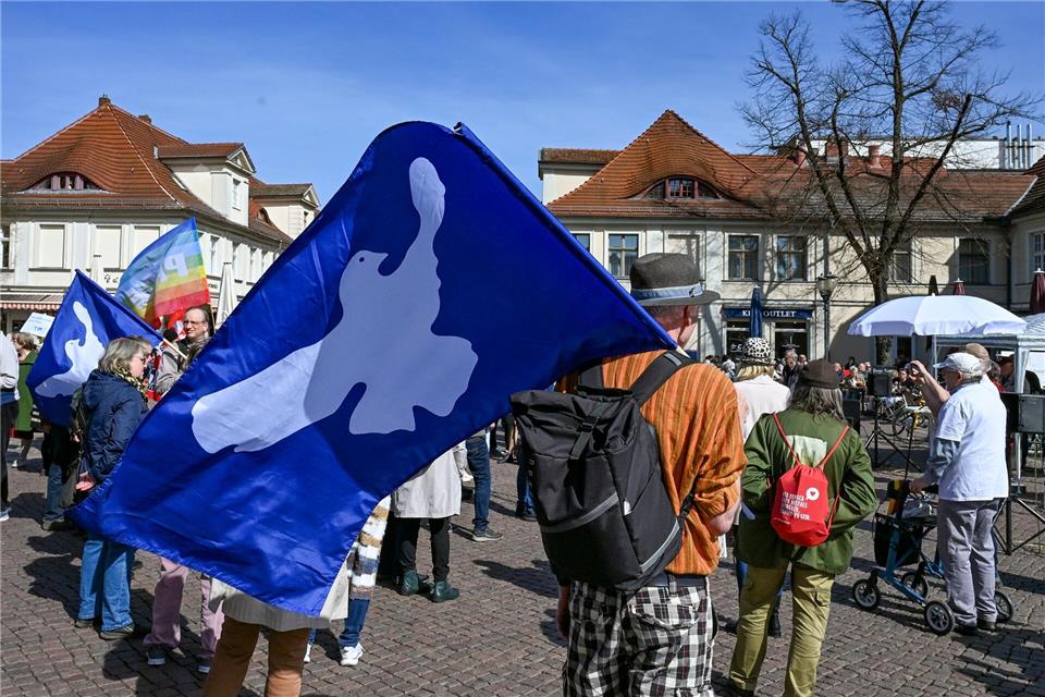 In Potsdam wurde bei einem Ostermarsch für Frieden demonstriert.Jens Kalaene/dpa