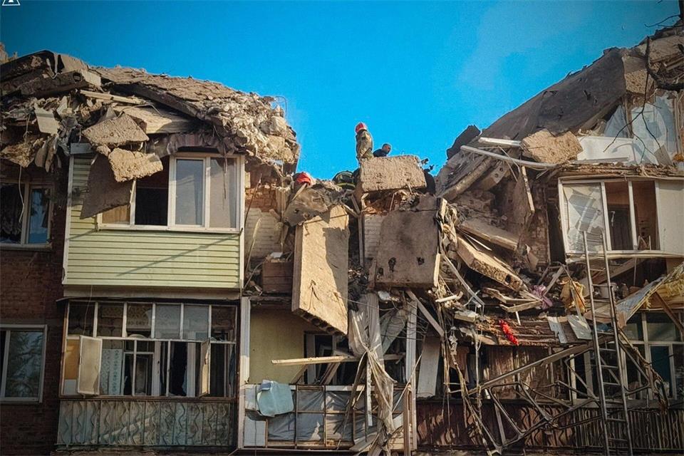 In Pryluky wurde ein fünfstöckiges Wohnhaus getroffen.Uncredited/Ukrainian Emergency Service/AP/dpa