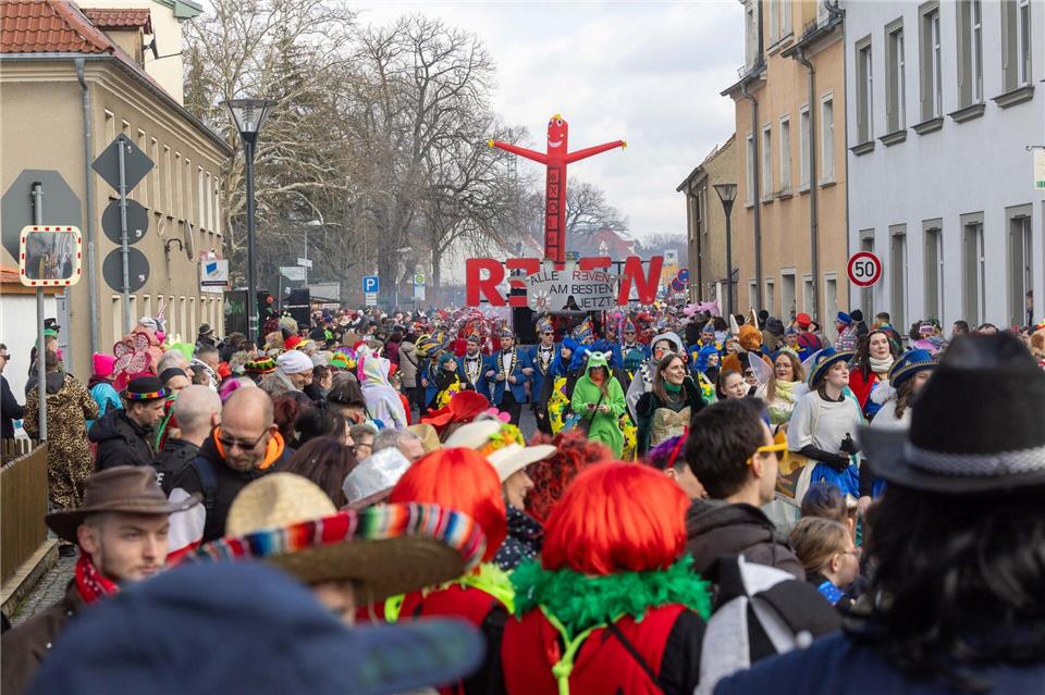 In Radeburg hat Sachsens größter Karnevalsumzug erneut Zehntausende angelockt.Daniel Wagner/dpa