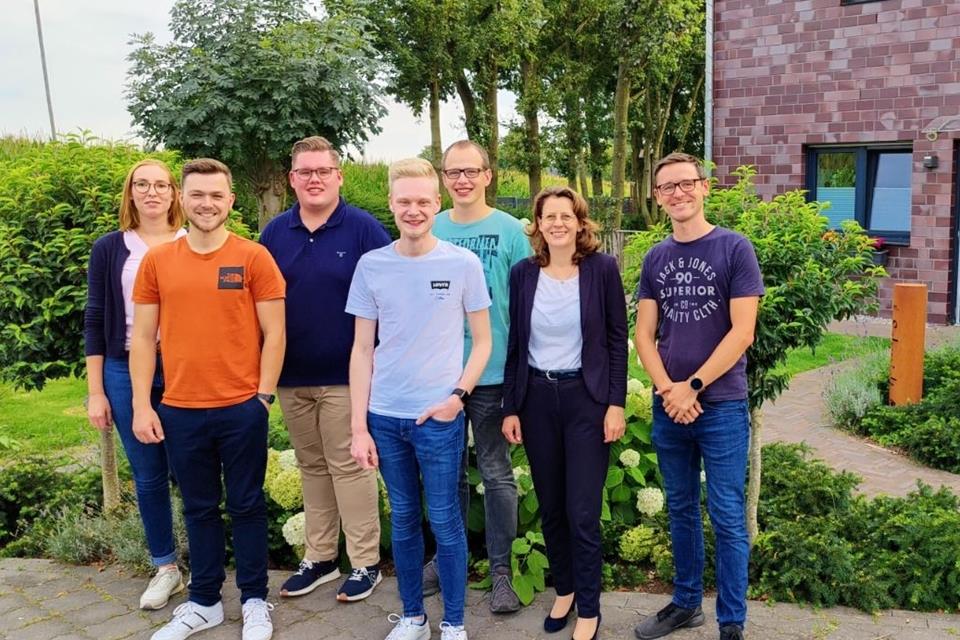 In Raesfeld hat sich die Junge Union neu gegründet: Vorsitzender ist Louis Lammersmann (Mitte). Im Vorstand sind auch Lena-Marie Vogt, Tobias Honvehlmann, Maximilian Buddenkotte, Benedikt Limberg und Jonathan Schmidt (v.l.). Dr. Gerswid Altenhoff-Weber ist stellvertretende Raesfelder CDU-Vorsitzende.