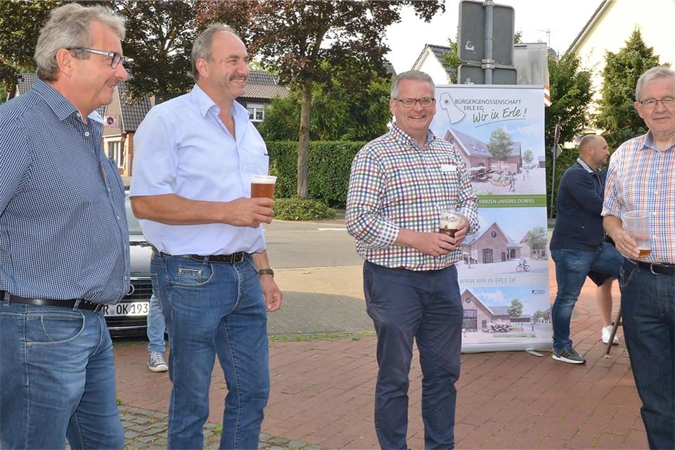 In Raesfeld informierten am Freitag der Erste Beigeordnete der Gemeinde, Martin Tesing (2.v.l.), und der stellvertretende Bürgermeister Hans-Dieter Strothmann (rechts) über die Planungen für den neuen Dorfkern in Erle. 