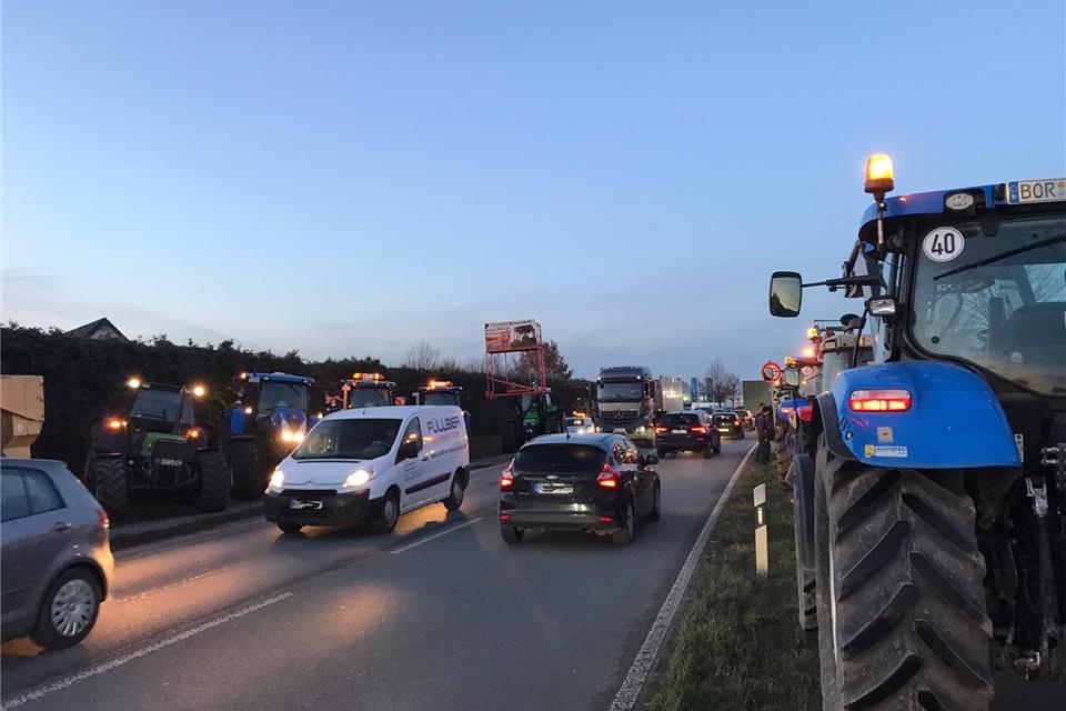 In Raesfeld stehen zahlreiche Landwirte an der B70. 