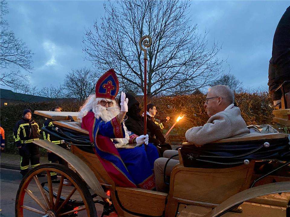In Ramsdorf war der Nikolaus mit einer Kutsche unterwegs. 
