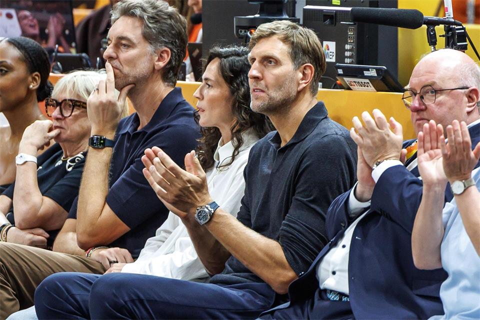 In Reihe eins: Dirk Nowitzki war erneut in der Arena.Andreas Gora/dpa