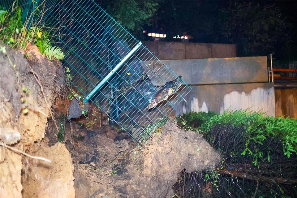 Pegelstände sinken nach viel Regen - Erdrutsch in Remscheid In Remscheid rutschten Teile einer etwa vier Meter hohen Baugrube ab.Tim Oelbermann/dpa