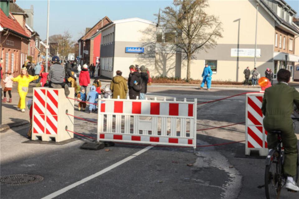 In Rhede ist ein Mofafahrer in die Stahlseile einer Sicherheitssperre gefahren.