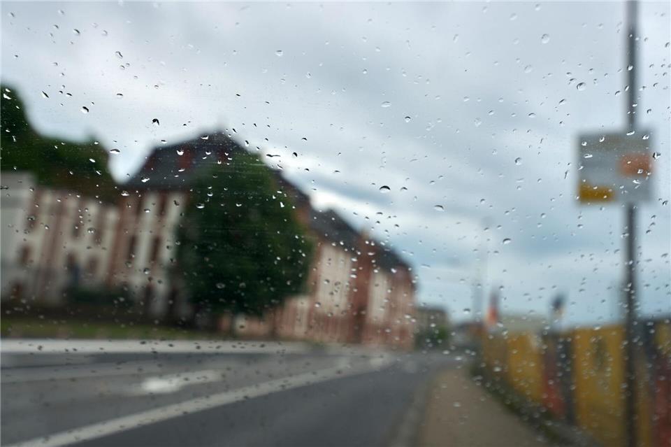 In Rheinland-Pfalz und im Saarland ziehen Gewitter auf. (Symbolbild)Thomas Frey/dpa