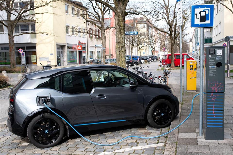 In Rheinland-Pfalz wurden mehr E-Autos neuzugelassen. (Symbolbild)Sven Hoppe/dpa