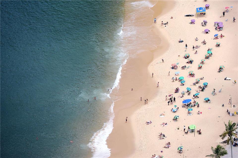 In Rio de Janeiro ist jetzt Frühling und Menschen sonnen sich am Strand.  Chris Jackson/PA Wire/dpa