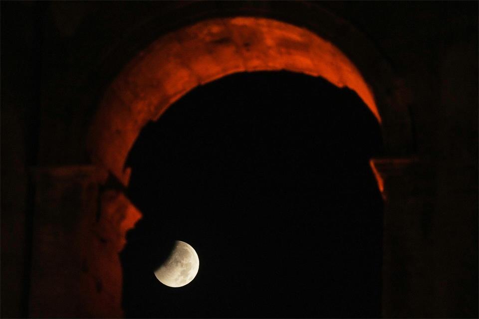 In Rom ging der Mond während der partiellen Finsternis hinter dem Kolosseum unter. Gregorio Borgia/AP/dpa