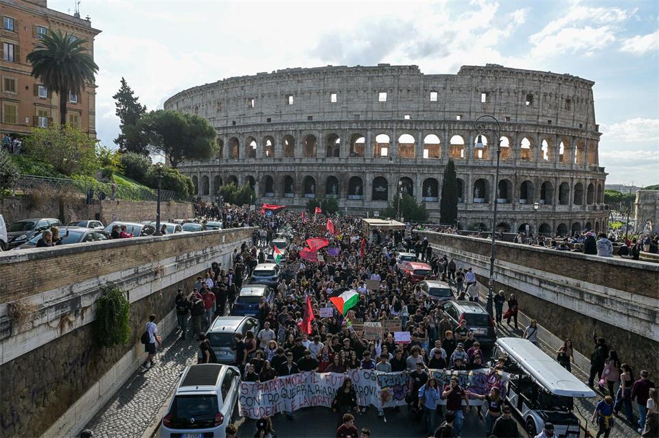 In Rom zog der Protestzug vors Kolosseum.Valentina Stefanelli/LaPresse via AP/dpa