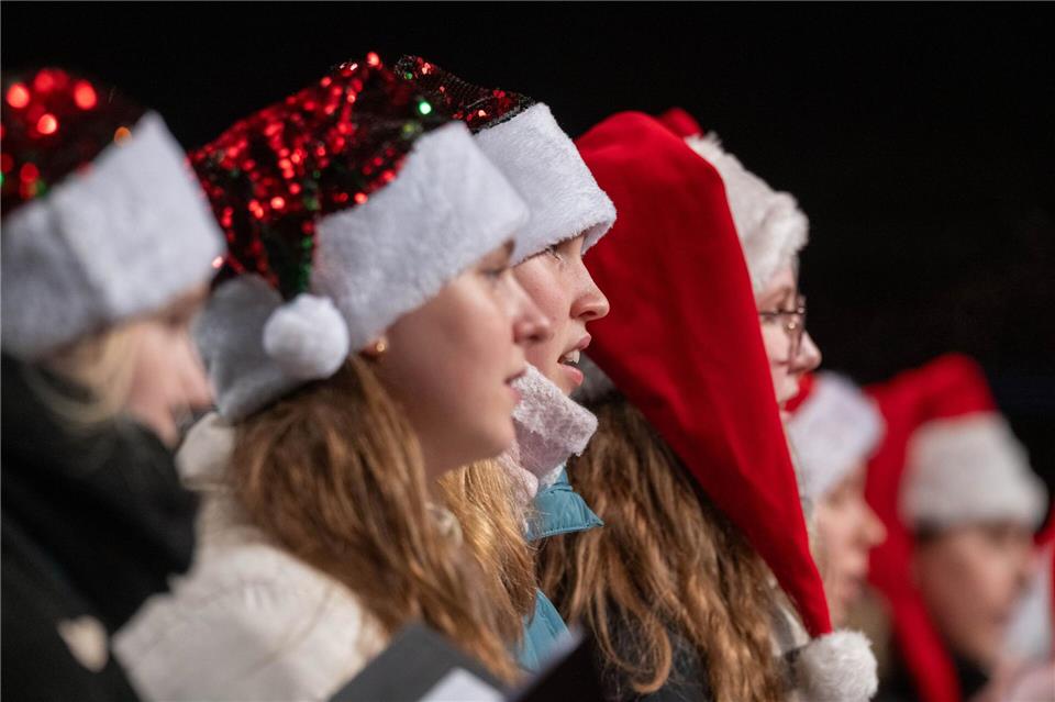 In Rostock findet das traditionelle Weihnachtssingen statt.Stefan Sauer/dpa