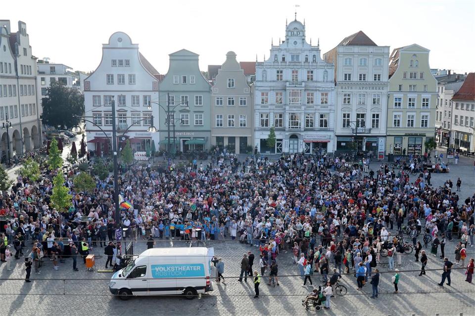 In Rostock kamen laut Polizei mehr als 500 Teilnehmer zur Aktion Aktion „Dafür! Gemeinsames Singen für Demokratie“ des Volkstheaters.Bernd Wüstneck/dpa