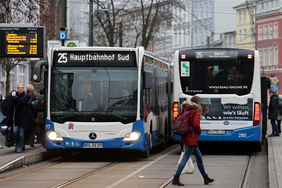 In Rostock wurde ein Bus kurzerhand zu einem Wahllokal. (Symbolbild)Bernd Wüstneck/dpa