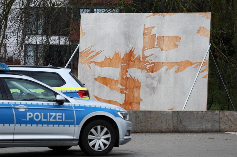 In Rostock wurden in den vergangenen Tagen zahlreiche Plakate zerstört. (Symbolbild)Bernd Wüstneck/dpa